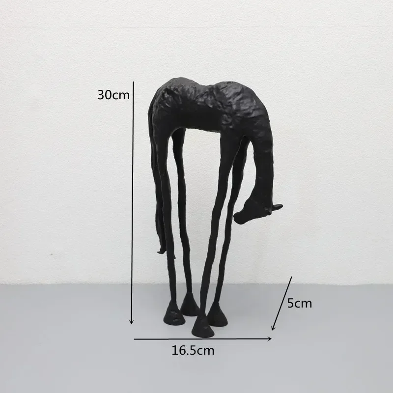 Zwart gietijzeren abstract paard en hertenstandbeeld, gesimuleerd diermodel sculptuur, bureauornament, moderne huisdecoratie