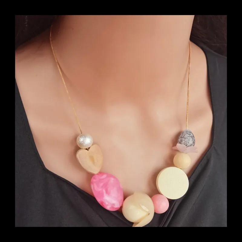 اليدوية الرجعية قلادة خشبية قلادة العرقية نمط مريلة قلادة المرأة المجوهرات