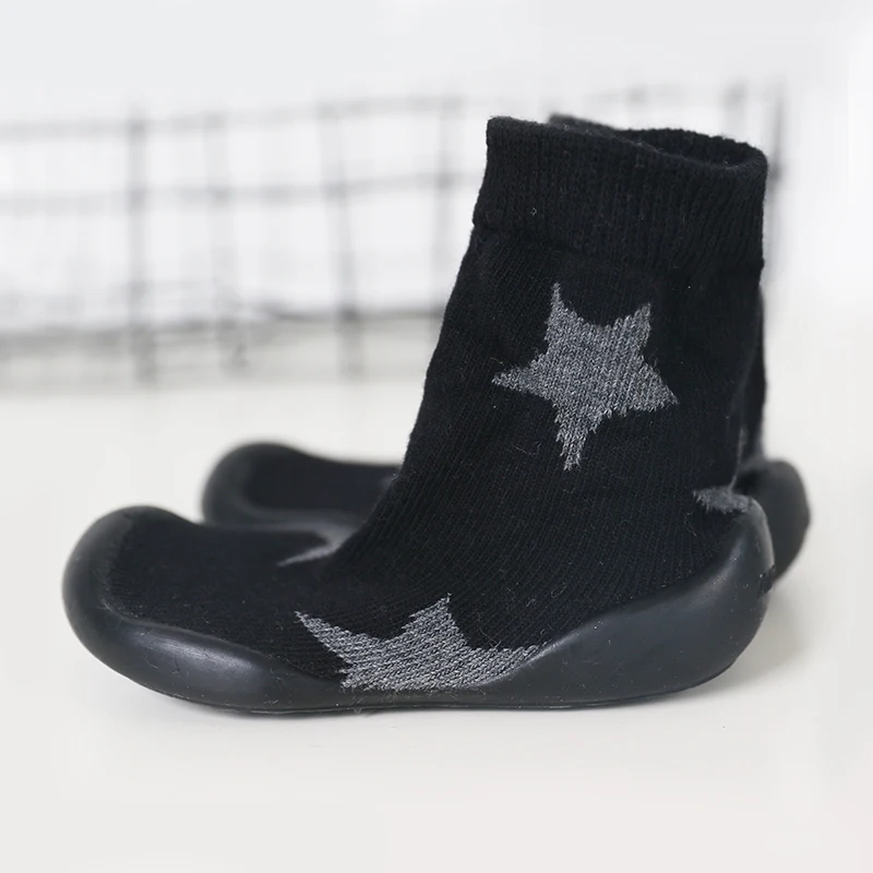 Sepatu lembut anti selip anak-anak musim dingin sepatu dalam ruangan bayi sepatu sol karet luar ruangan anak-anak sepatu balita yang nyaman