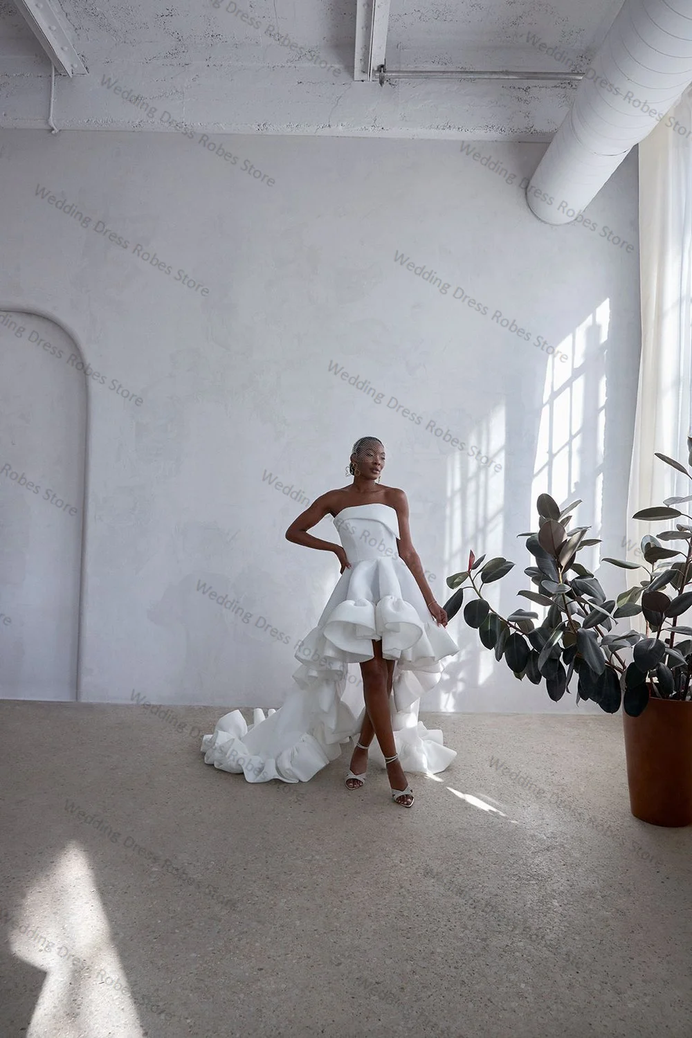 

Hi-Lo White Women Prom Wedding Dress Sexy Sleeveless Strapless Bridal Party Gown Tiered Ruffles Evening Gowns Customized Skirt