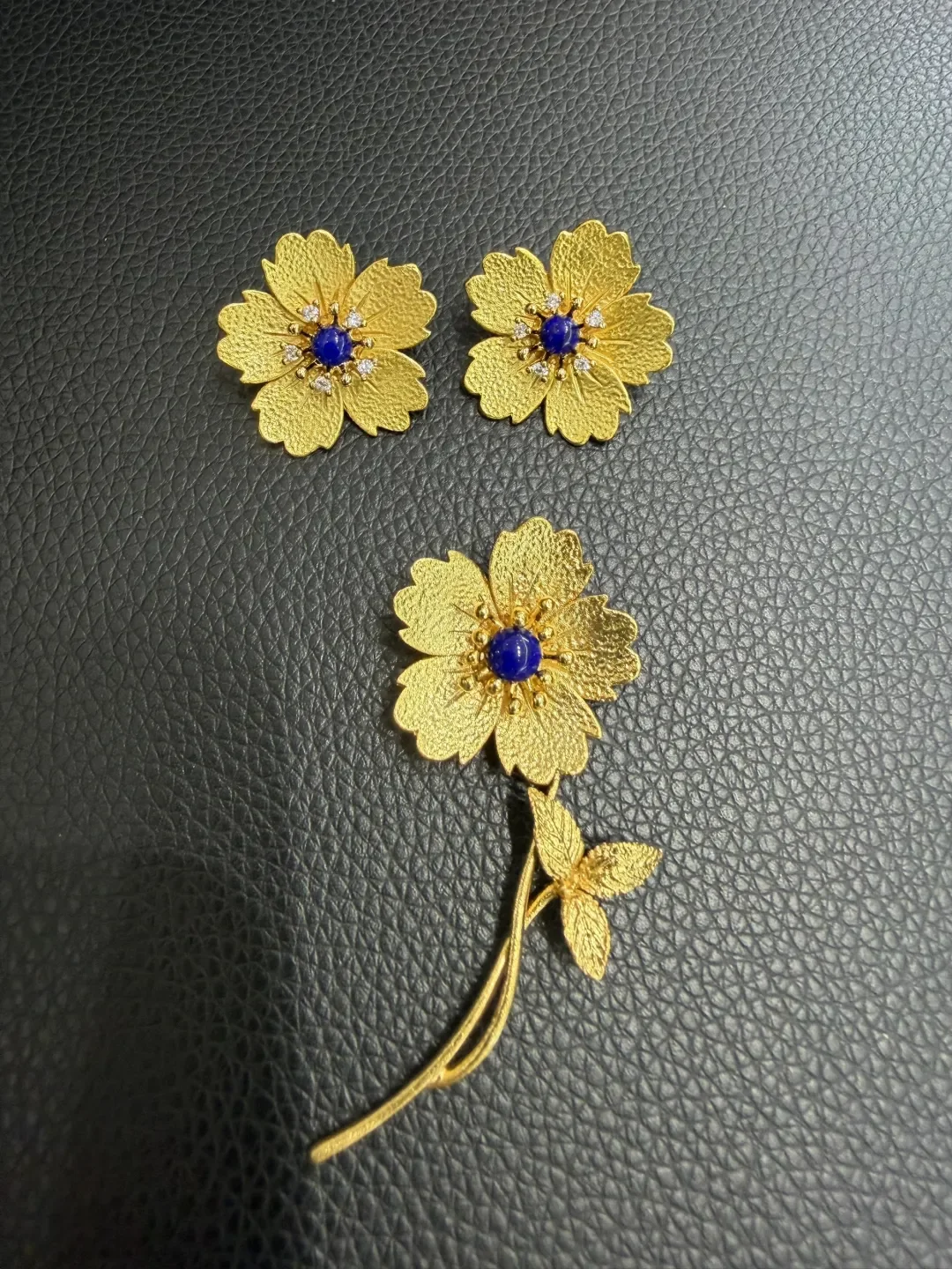 juego-de-joyas-de-moda-para-mujer-de-cobre-con-aretes-de-flor-y-broche-en-color-dorado