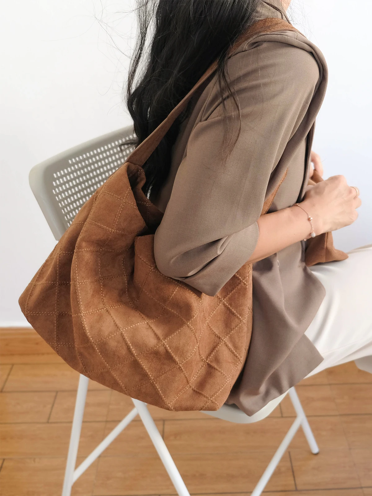 

2025 New Fashion Retro Suede Like Frosted Suede Diamond Grid Pattern Car Stitching Large Capacity Commuting Shoulder Bag Trendy