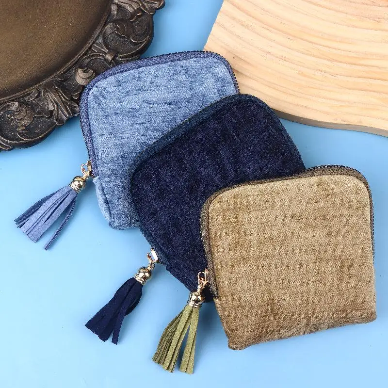 حقيبة مجوهرات أنيقة بسحاب مع قلادة شرابة؛ مساحة كافية لأساور الكريستال، مثالية لتخزين السفر