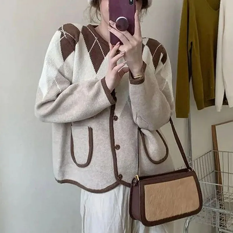 New Fashion Korean Edition Autumn/Winter Contrast Retro Lingge Small Fragrant Wind Loose and Versatile Western Knitted Cardigan