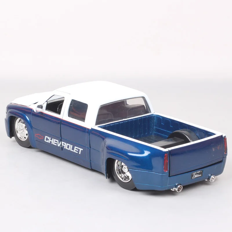 Jada 1:24 1999 Chevrolet pickup Silverado Dooley High Simulation Diecast Car Metal Alloy Model Car Toy for kids Gift Collection