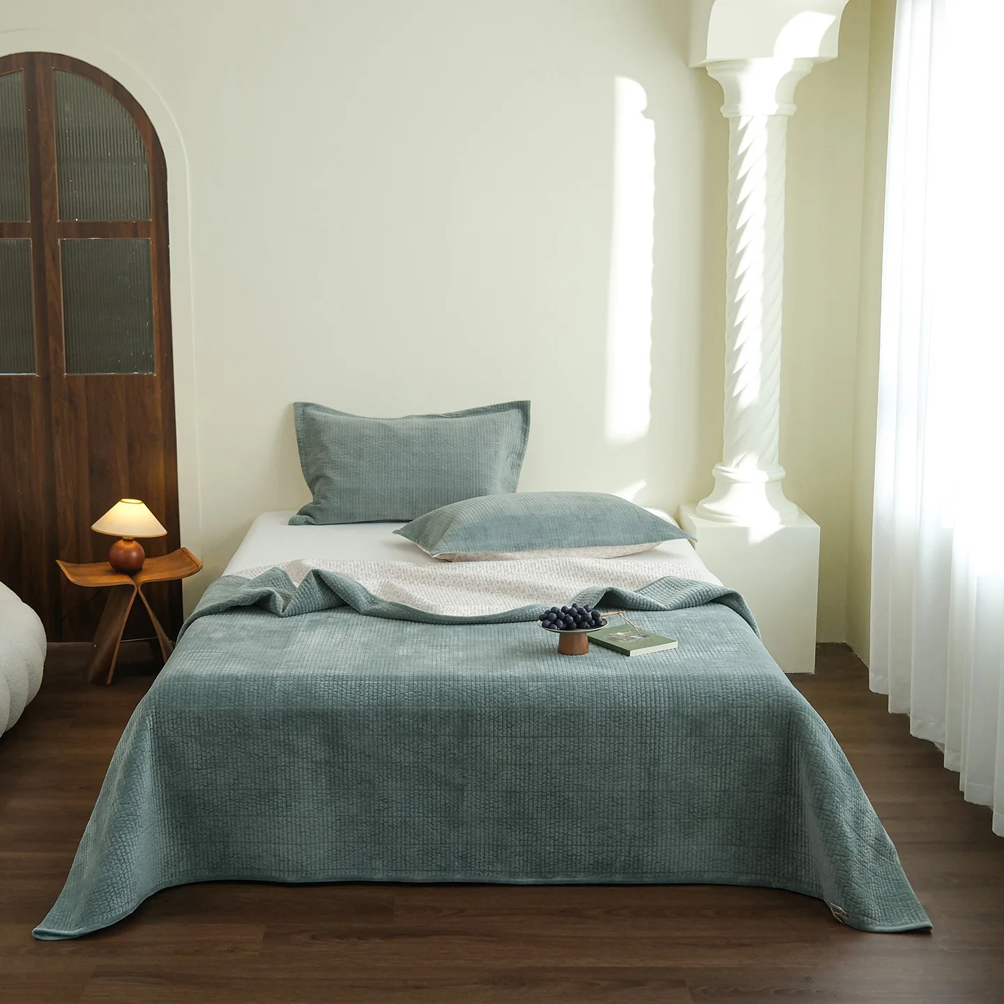 

Soft Velvet Cotton Quilt Set, Winter Warmth Filled with Natural Cotton, Reversible Solid Color Bedspread, All Season Comforter