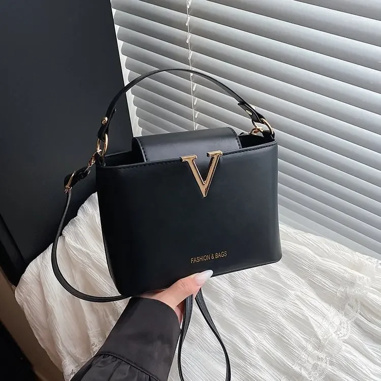 

2026 New Simple Portable One Shoulder Crossbody Trend Bucket Women's Bag Small Square Bag A Must for Daily Commuting