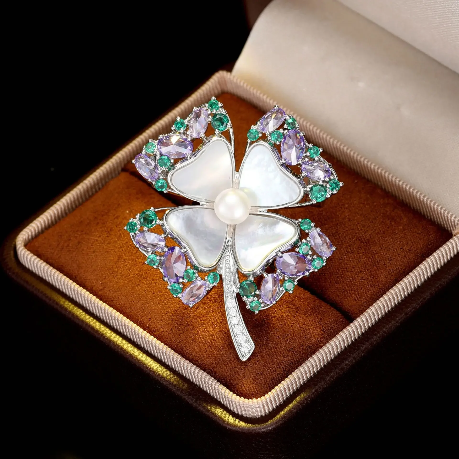 

A high-end and elegant mother-of-pearl natural clover brooch with a light luxury design, a fashionable accessory for jacket