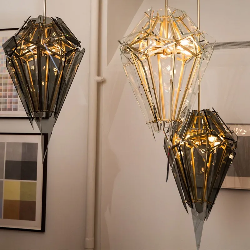 غرفة نموذجية مصممة أزياء بسيطة ما بعد الحداثة الاسكندنافية، متجر ملابس مطعم زجاجي على شكل خاص، ثريا مزخرفة