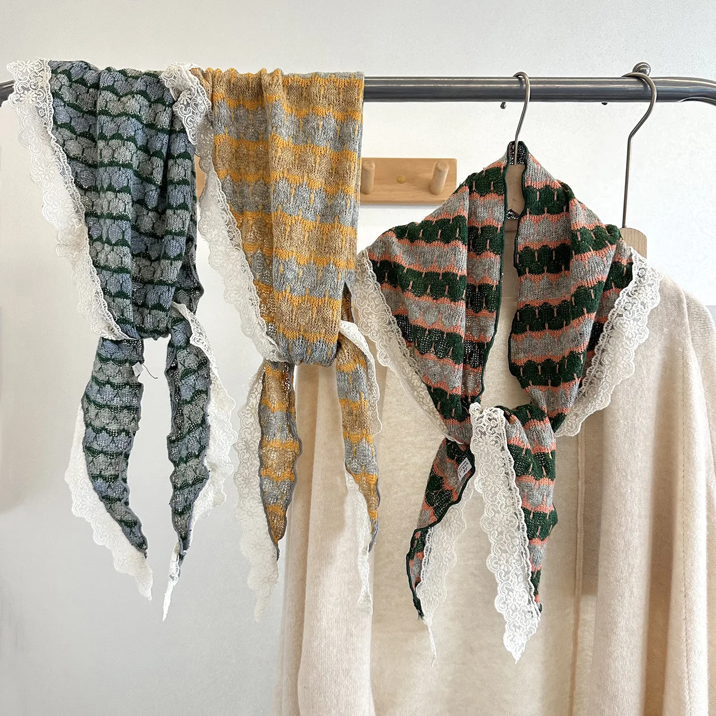 Women Striped Knit Triangle Scarf Lace Trim Neckerchief Vintage Lightweight Decorative Shawl Autumn Casual Small Neck Wrap