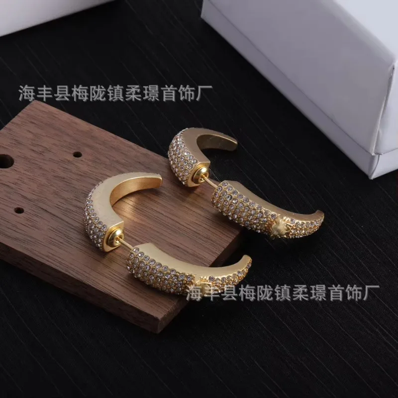 

Classic Medusa Full Diamond C-shaped Horn Design with Front and Rear Ear Studs, Fashionable and Personalized