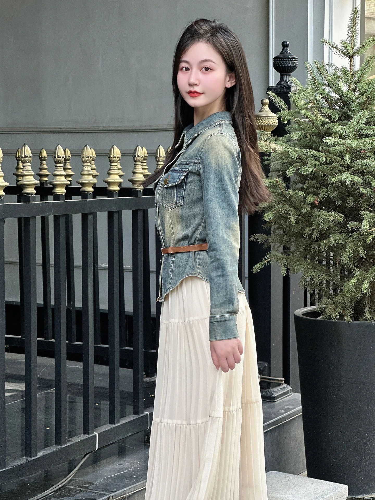 

Комплект из джинсовой куртки и юбки с завышенной талией в стиле ретро для женщин: модный осенний образ для повседневной носки