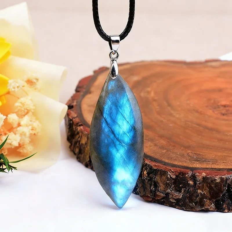 1 Stück Natürlicher Kristall Labradorit Blattförmiges Dekoratives Mineral-Exemplar Handgefertigtes Festival-Geschenk Sammlerstück