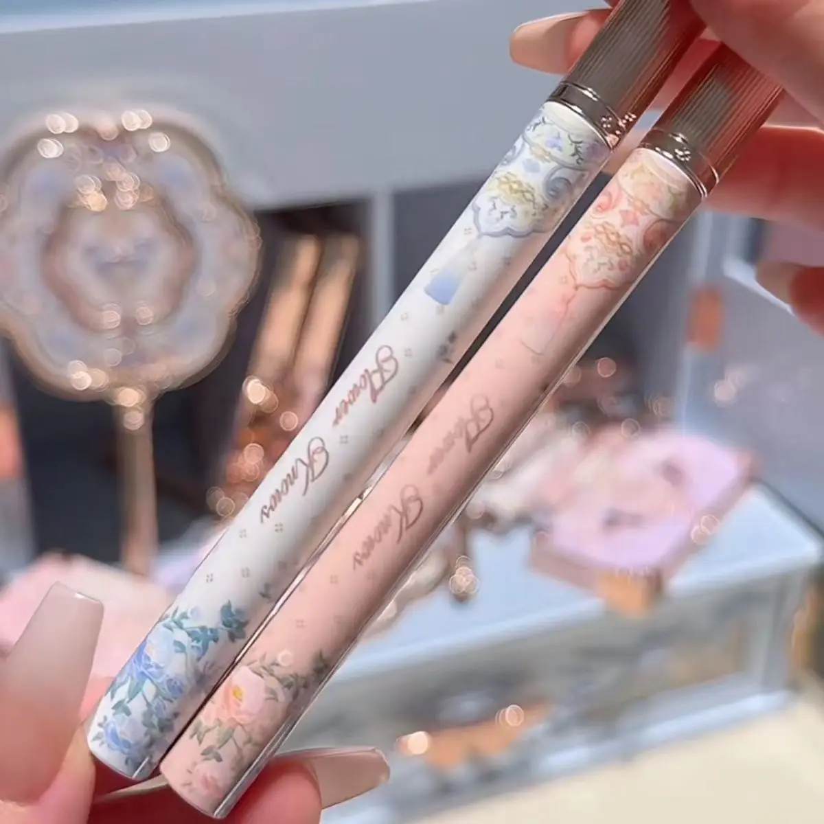 Flower Knows Shell Pearl Series Penna per baco da seta sdraiata a doppia testa Perlescente Fine Flash Illuminante Ombretto Eyeliner Penna liquida