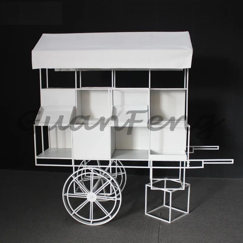 The wedding flower cart is decorated with a candy cart, making it easy to assemble for outdoor activities