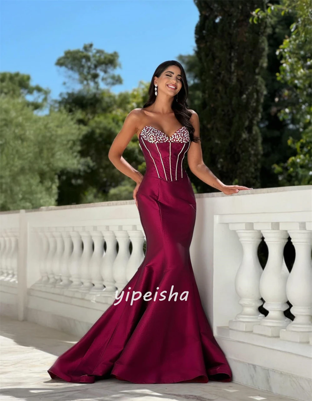 Maßgeschneiderte moderne Stil elegante Charmeuse Strass Falten Meerjungfrau trägerlose lange Kleider maßgeschneiderte Anlasskleider hohe Qualität