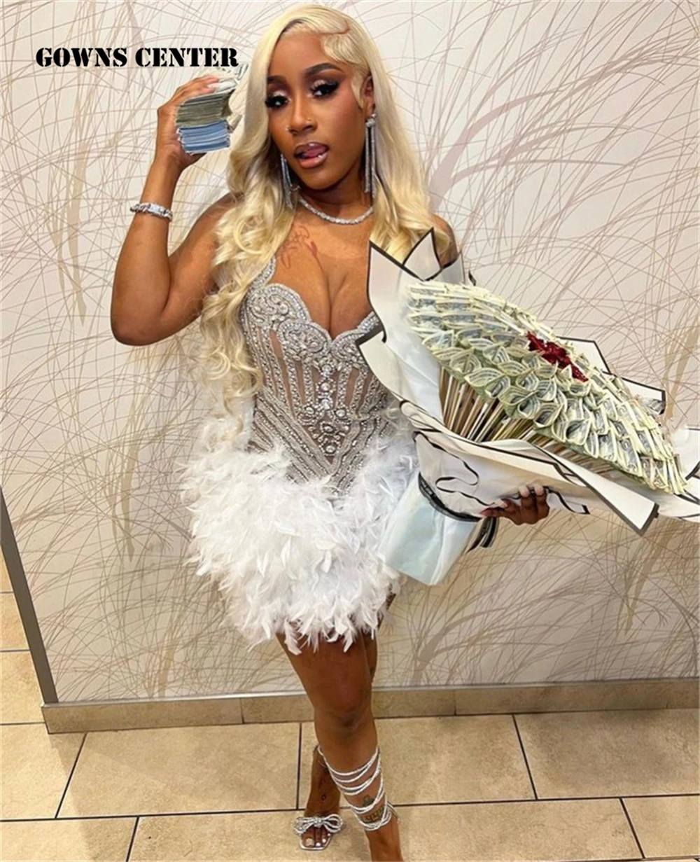 Платье женское коктейльное с белыми перьями и юбкой-годе