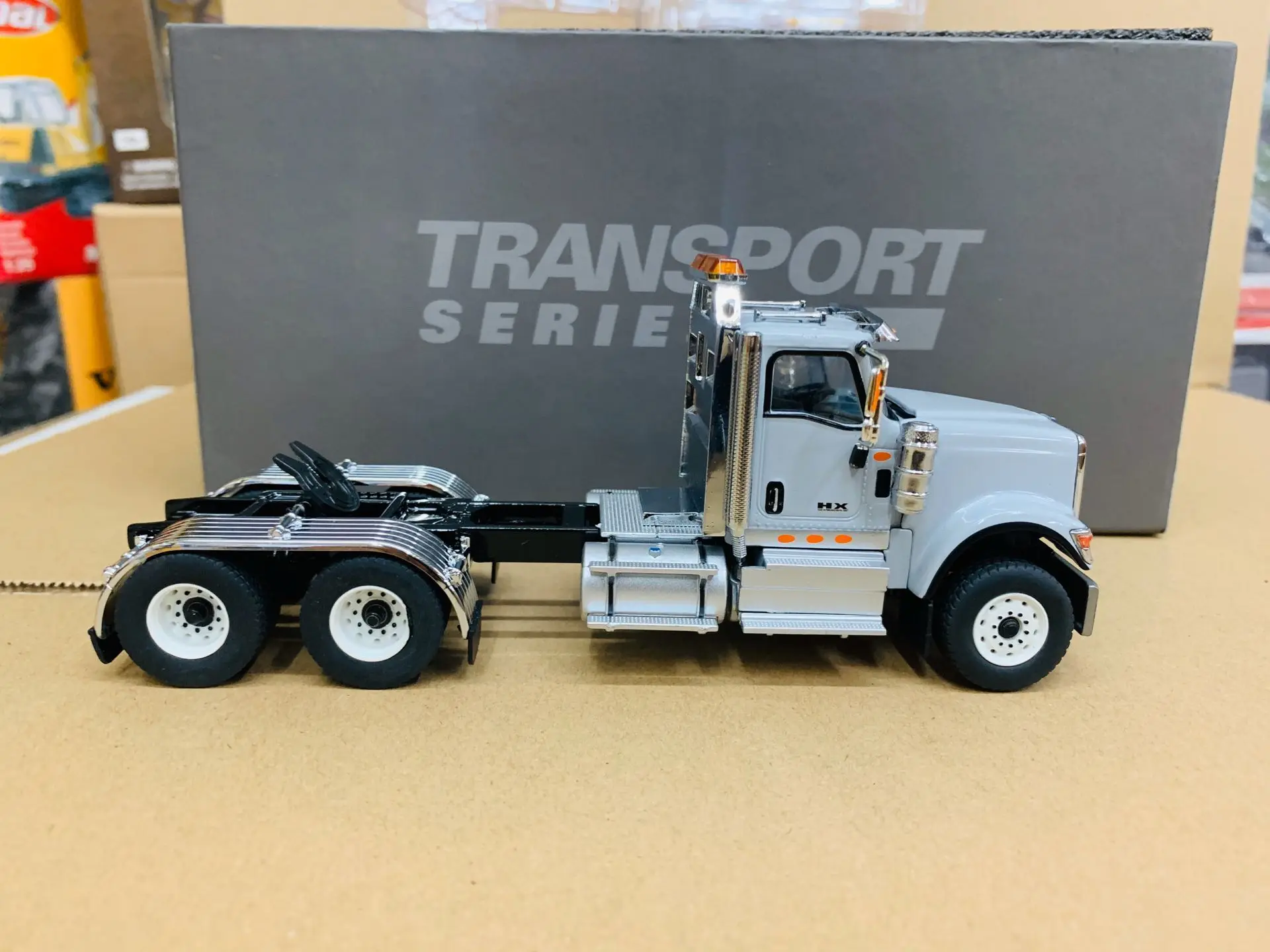 INTERNATIONAL HX520 DAY CAB TANDEM TRACTOR GREY 1:50 DIECAST MASTERS 71005 NEW