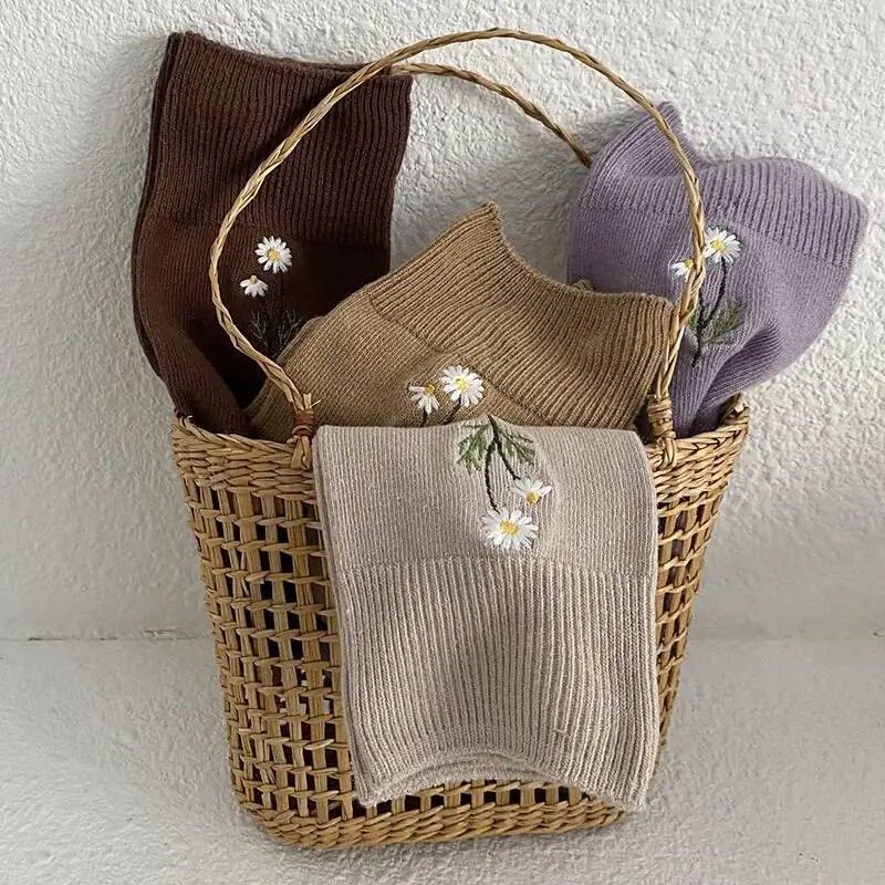 

CHAOZHU 4 Pairs Sweet Girls Lovely Floret Embroidery 90% Cotton Loose Socks Spring Summer Autumn Daily Soft Casual Sox