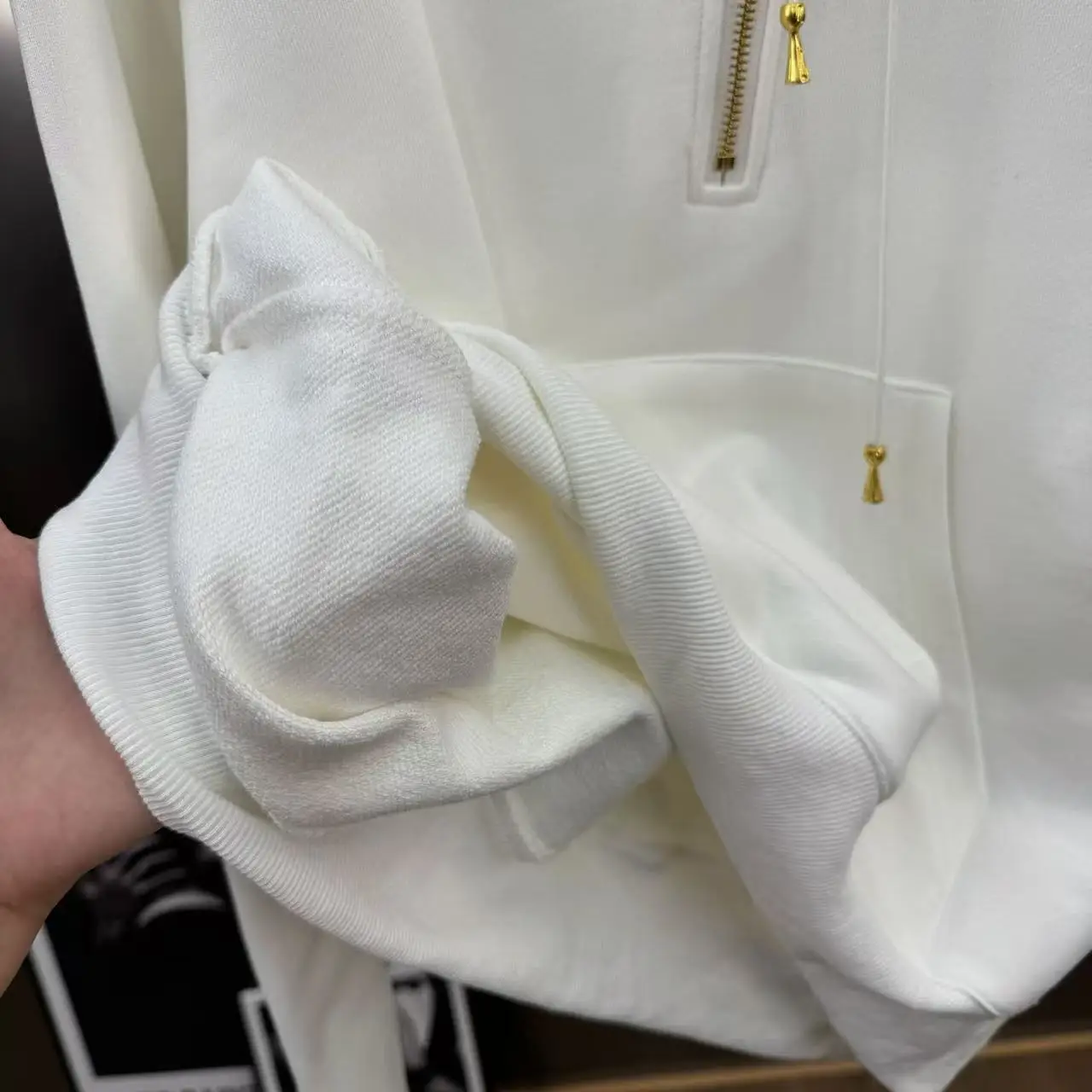 2025 Otoño Estilo francés Sudadera con capucha ajustada con botones de metal de hoja Cuello alto con media cremallera