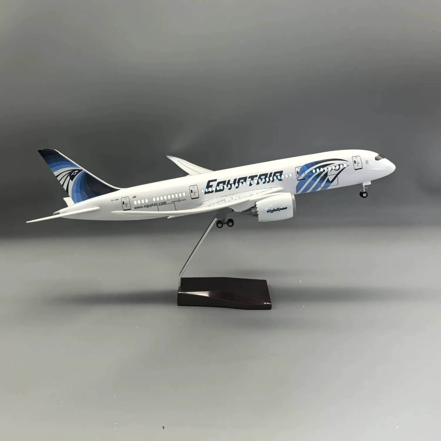 

B787 Egypt Airways 47cm 1/130 Scale Aircraft Assemble Model Diecast Airplanes With LED And Stand Children Toy And Hobbies Gifts