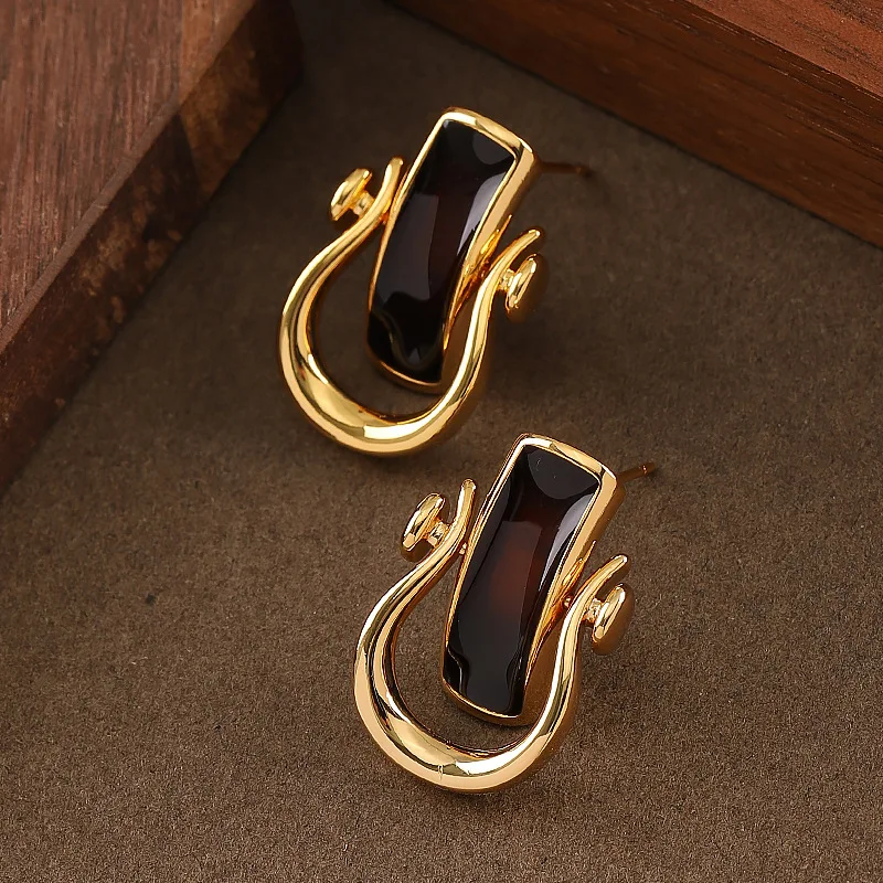

Literary retro personality oil dripping enamel glaze horseshoe buckle earrings light luxury high-end commuter earrings