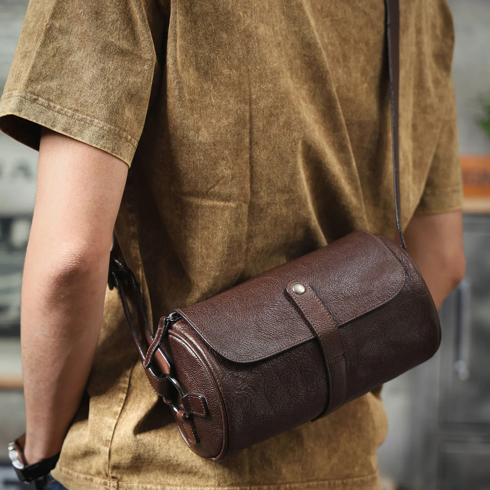 Echte Leder-Umhängetasche für Herren, Zylindertasche, schlicht, aus hochwertigem, pflanzlich gegerbtem Rindsleder, modisch und lässig – Detail 5