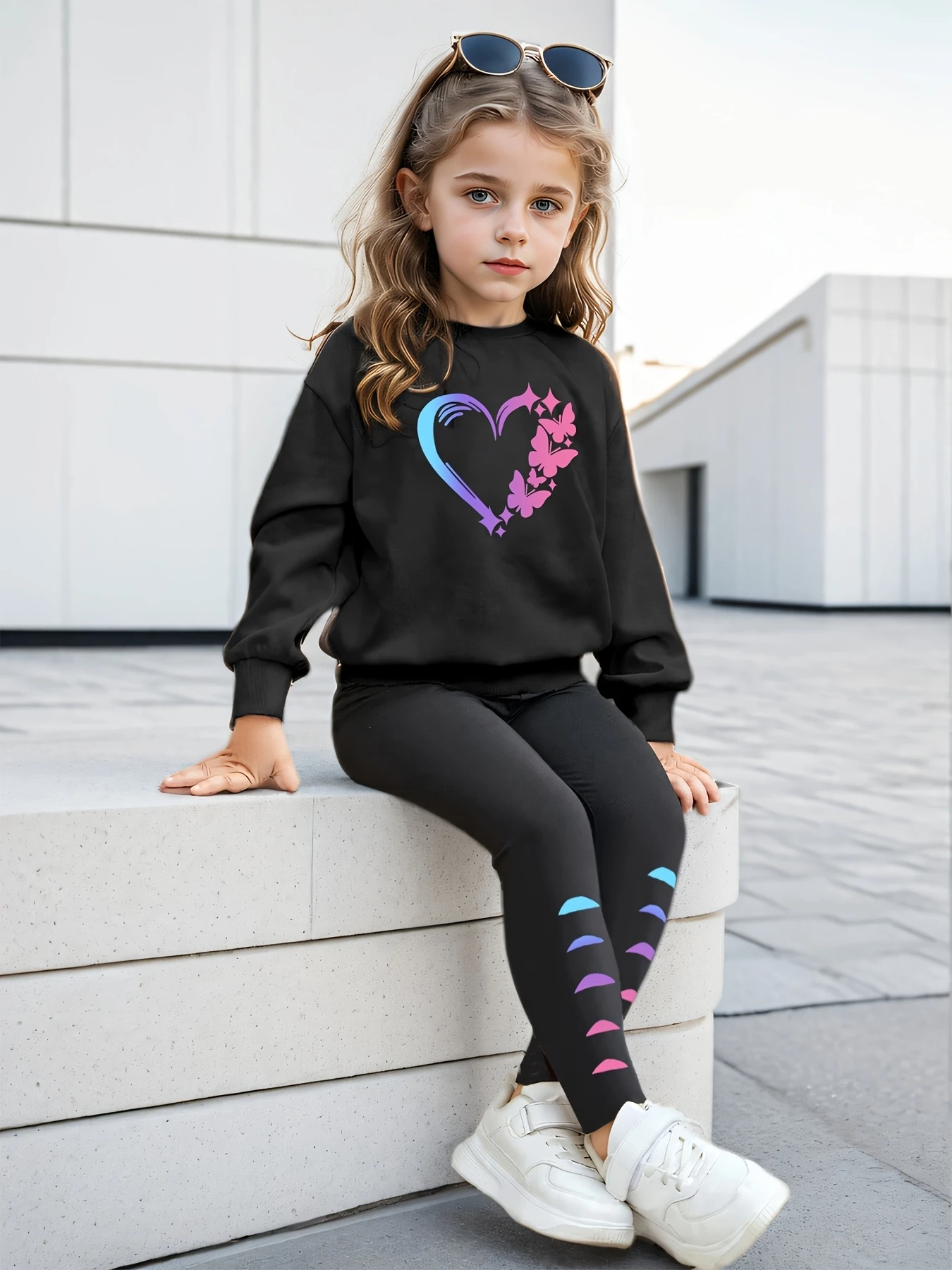 Mädchen-Herbst-Freizeitoutfit: Rundhals-Sweatshirt + Leggings Zweiteiler mit buntem Herz-Print, geeignet für Kinder ab 3 Jahren, vielseitige Kleidung für Zuhause und Ausflüge. – Detail 3