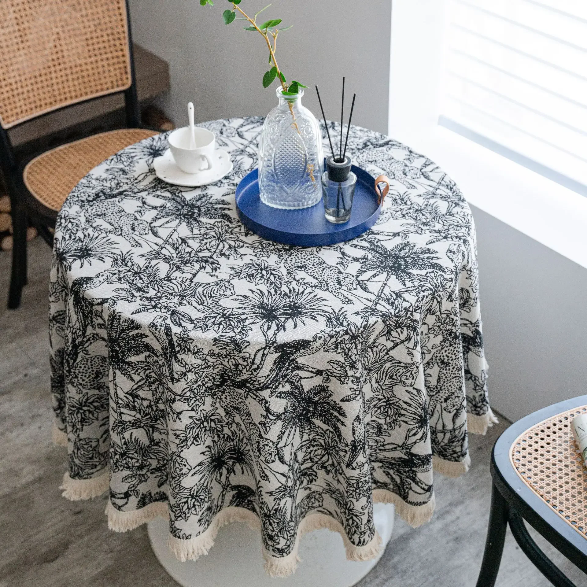 

Round Table Cloth with Tassel Jacquard Geometric Color Contrast Thick Tablecloth Table Cover for Kitchen Dinning Tabletop Decor