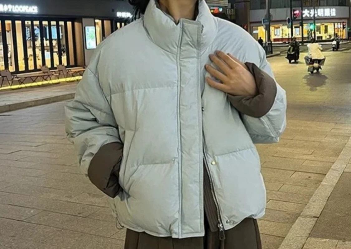 2025 겨울 신상 여성용 숏 다운 코튼 재킷 미니멀리스트 출퇴근용 대비 색상 스탠드 칼라 디자인 코트 여성 파카