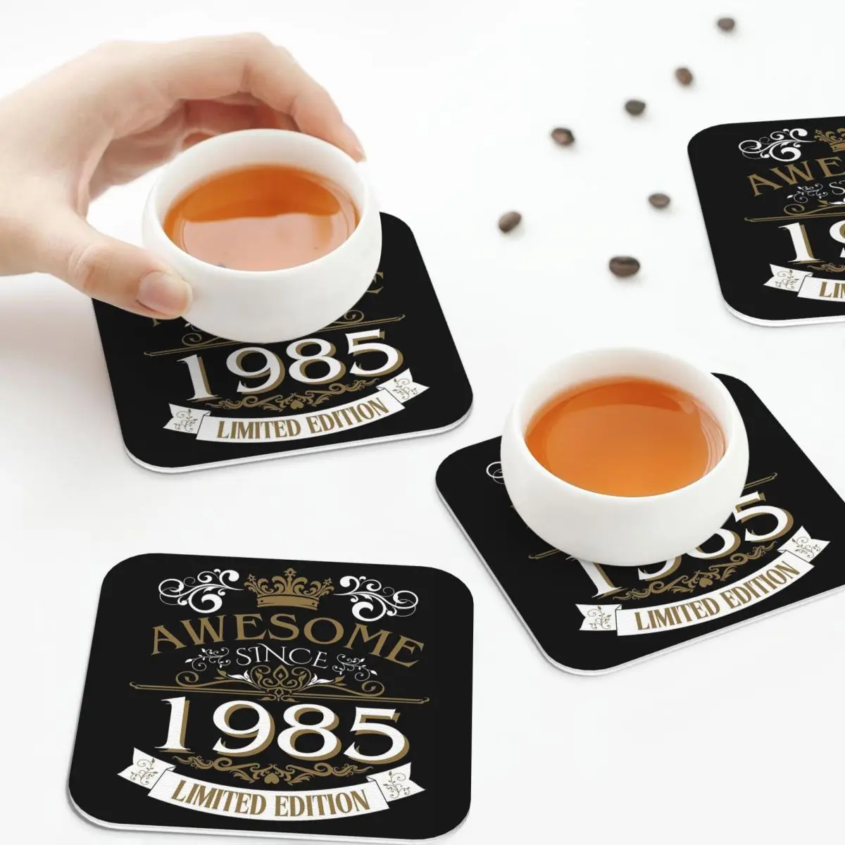 

Потрясающие подставки с 1985, кожаные салфетки, изоляционные кофейные коврики для дома, кухни, обеденные подушечки, набор из 4 шт.