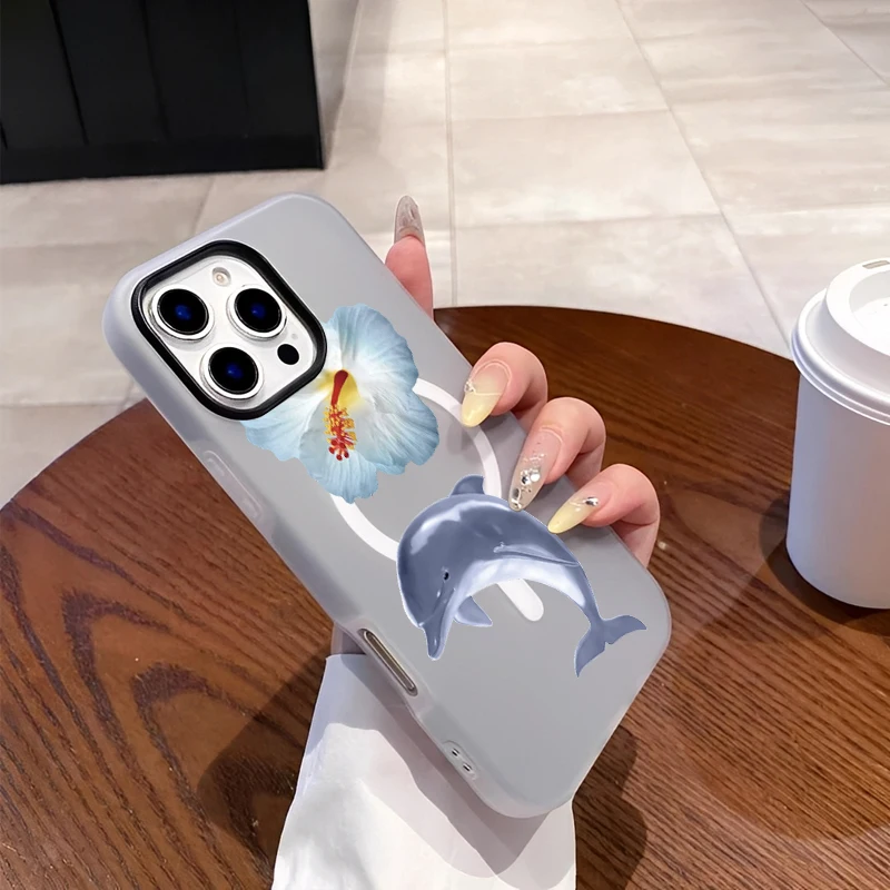 マグネット式の美しいデザイン、新鮮な白い花と可愛い青いイルカをあしらったiPhone16/15/14/13/12/11 PROMAX用スマホケース/カバー