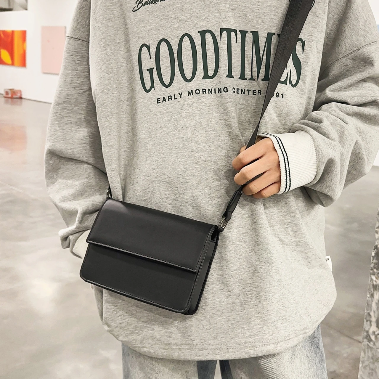 Minimalist Black Flap Shoulder Bag Crossbody Bag for Men Women Casual Unisex PU Leather Bag Fashion Daypack Purse