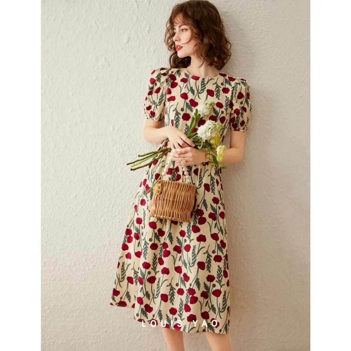 

Летнее женское платье LOUISYAO 2026: приталенное, с круглым вырезом и пышными рукавами, повседневное, в уличном стиле, с французским цветочным принтом