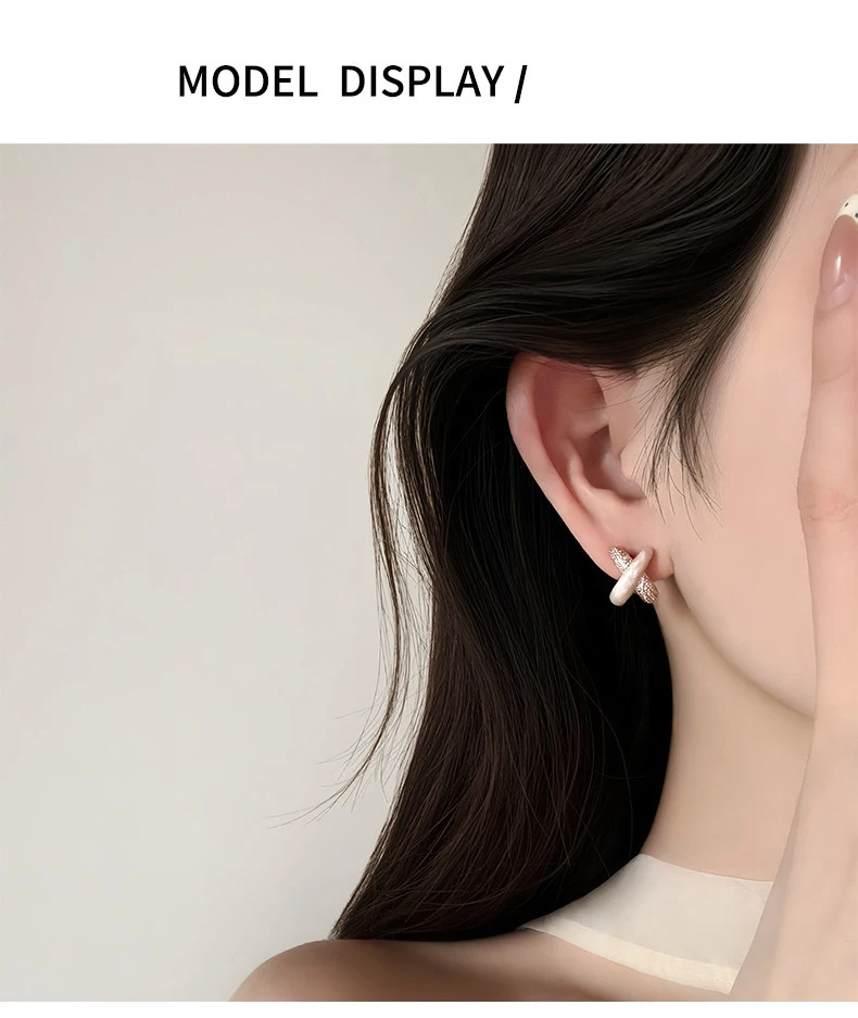Elegante weiße Emaille-Ohrstecker mit Mikro-Zirkonia-Besatz in Goldfarbe für Damen – stilvolles High-End-Schmuck-Accessoire für Partys – Detail 7