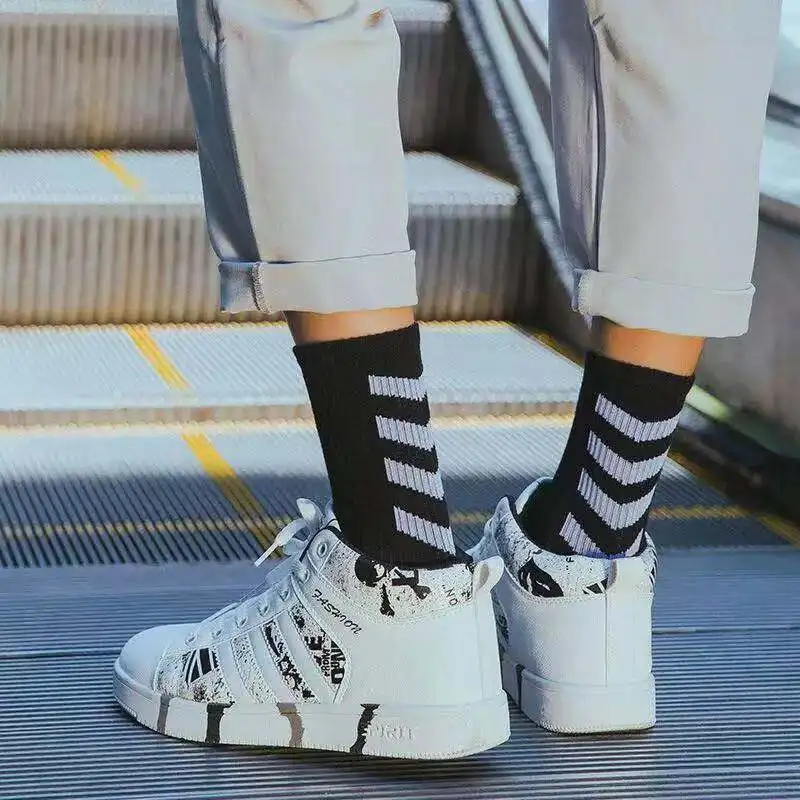Nowa moda Bawełna Czarny Biały Pasek Crew Skarpety Męskie Sportowe Hip Hop Deskorolka Blaze Street Happy Long Sox Męskie Calcetines Soks — zdjęcie 4