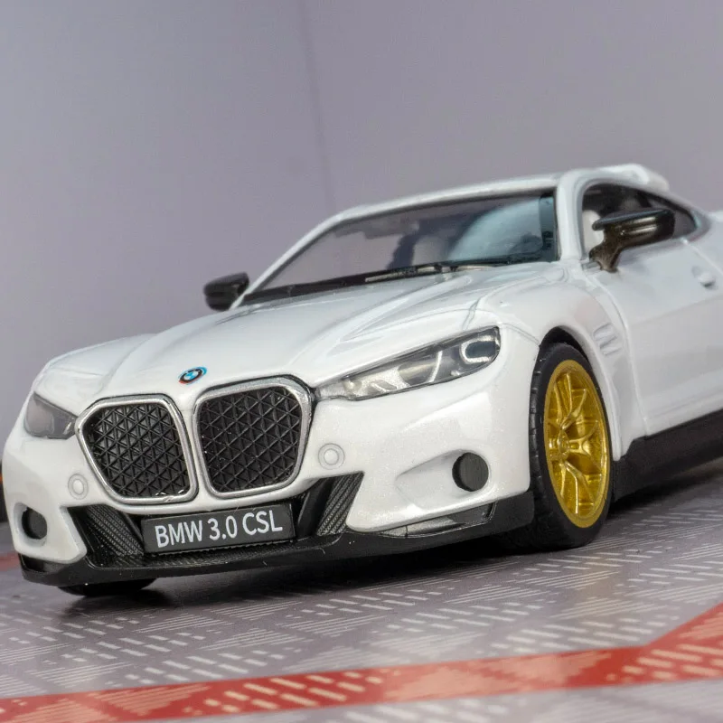 1:35 BMW 3.0CSL liga modelo de carro esportivo presente enfeites de carro puxar para trás brinquedos acústico-ópticos presente as portas podem ser abertas de boa qualidade