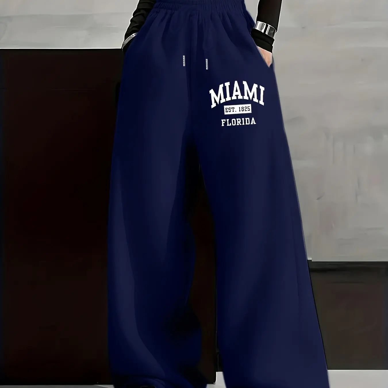 

Women's Fleece Sweatpants - Winter Warmth Oversized Loose-Fit Trousers with Elastic Drawstring Waist & Cuffed Ankles