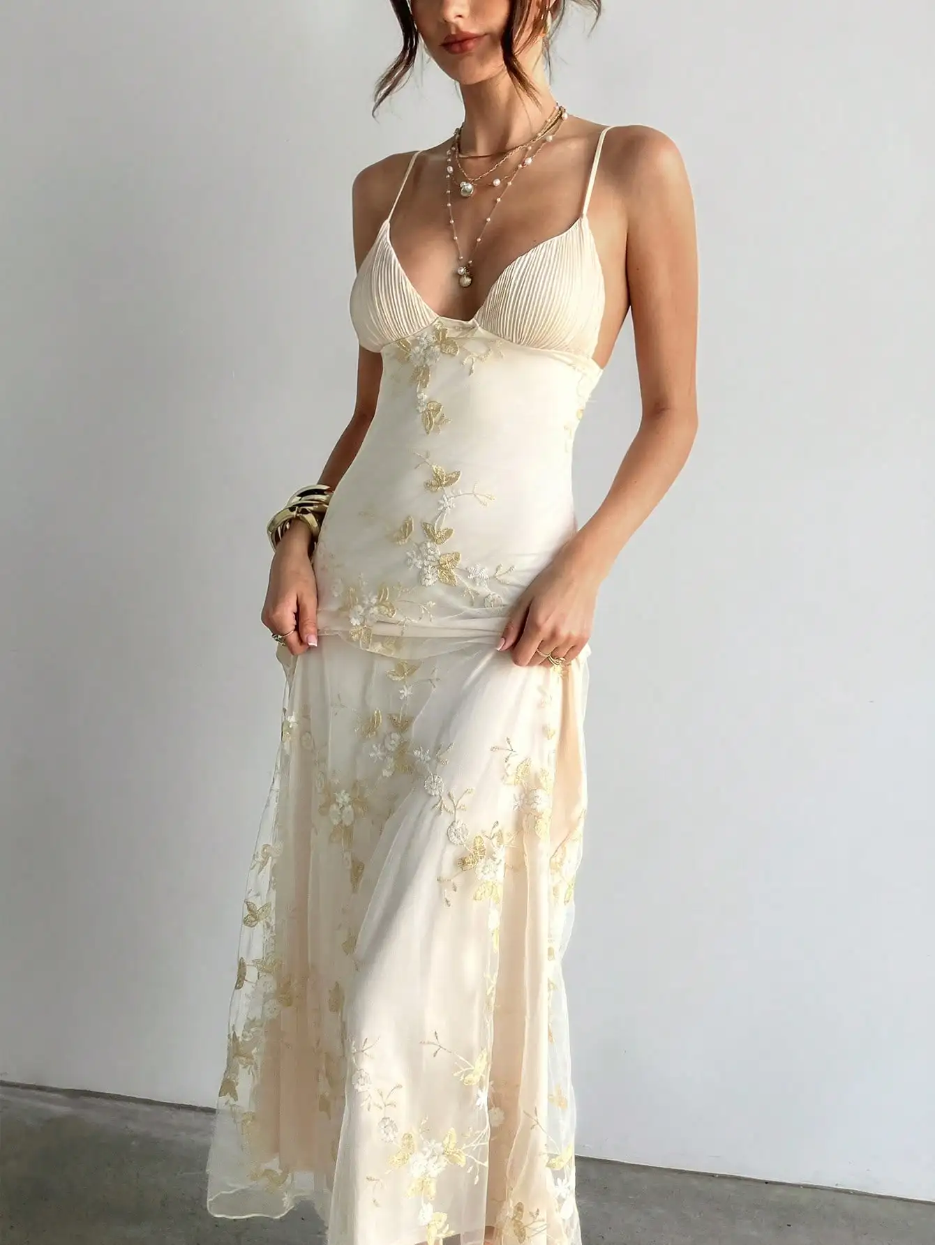 

Кремовое вышитое платье макси с глубоким V-образным вырезом и драпировкой на груди