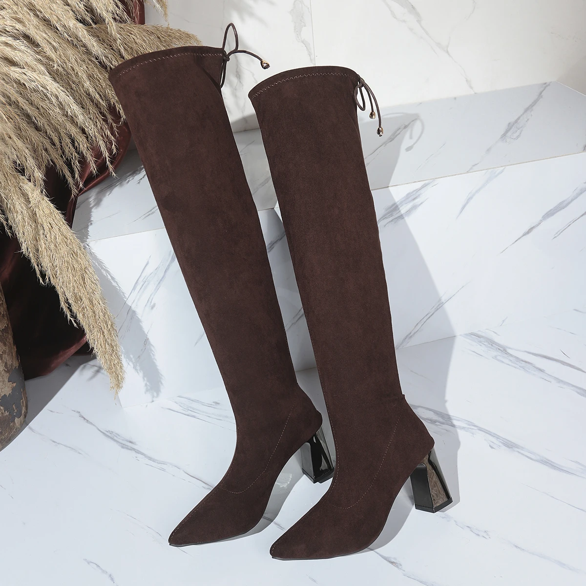 Damen Overknee-Stiefel mit spitzer Zehenpartie, Stretch-Wildleder, transparenter Blockabsatz, Overknee-Stiefel mit Kordelzug am Rücken, Damen-Party-Fashion – Detail 2
