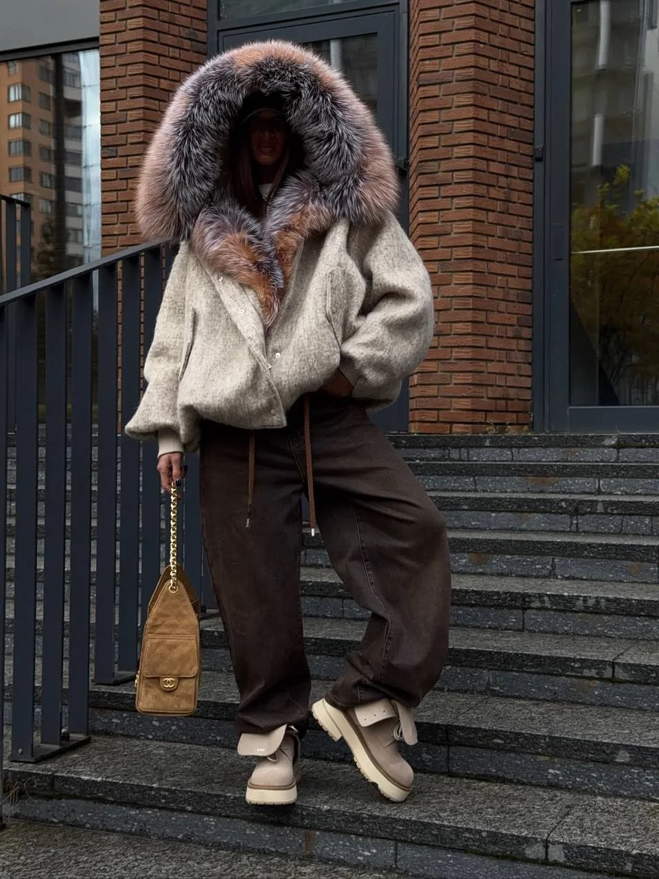 Gruba Kurtka Damska z Imitacji Futra i Wełny w Stylu Vintage z Kapturem, Kieszeniami, Bufiastymi Rękawami i Elastyczną Gumką w Pasie, Moda Damska na Co Dzień, Kolekcja 2026