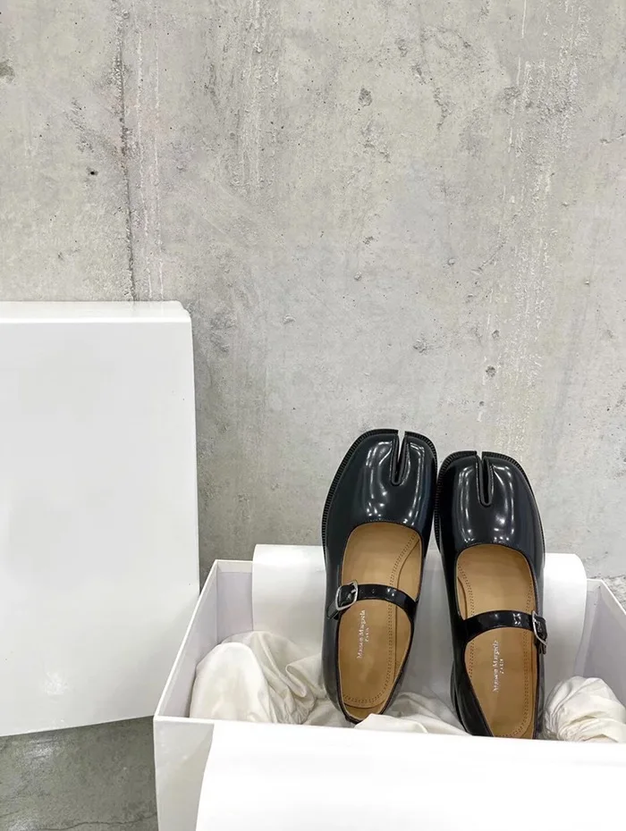 Womens Shallow Open Tabi Mary Jane Flat Shoes Patent Leather Split Toe Design Popular Fashion Footwear Suitable for Daily Wear