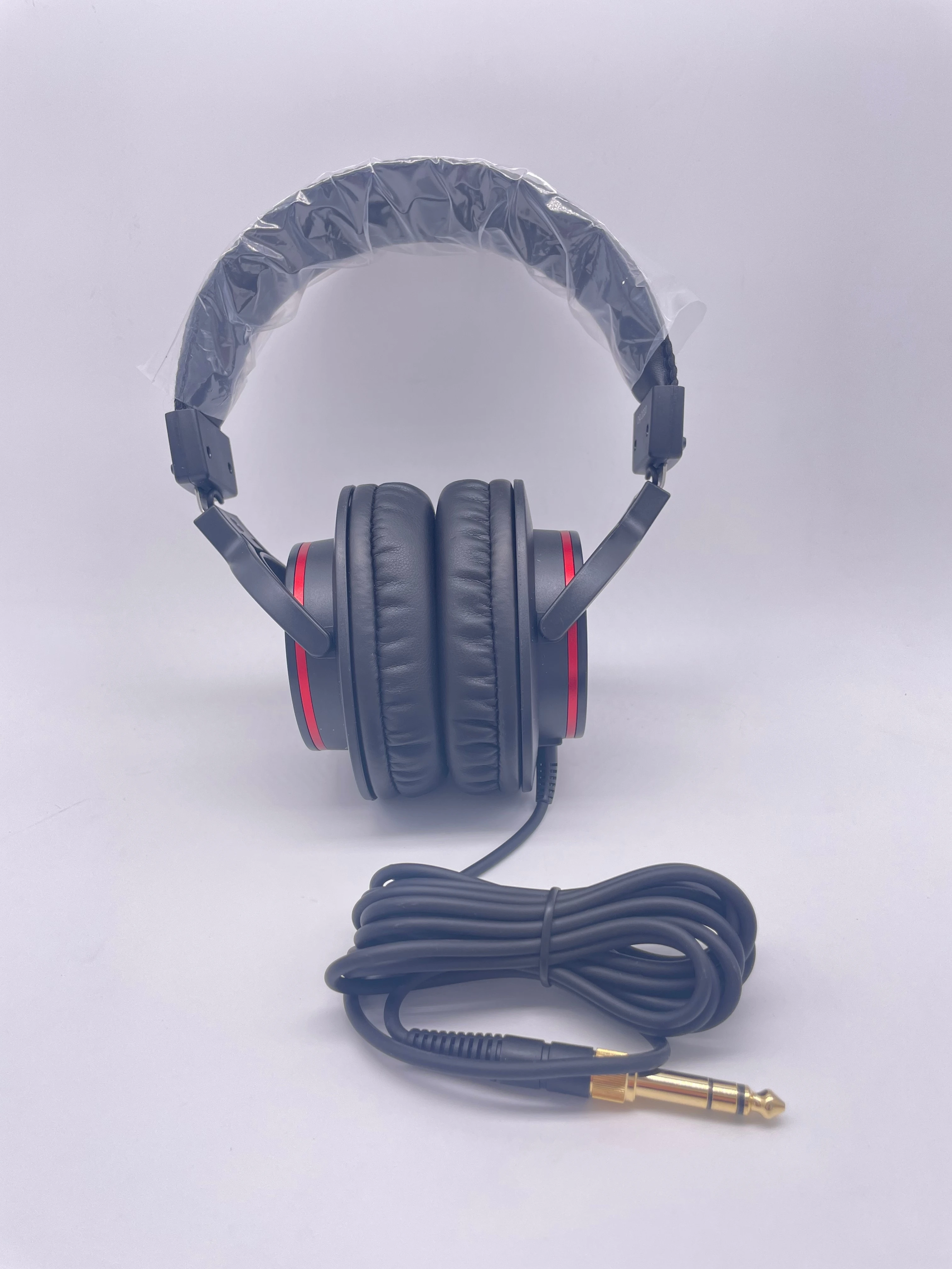 Горячие оригинальные закрытые наушники Focusrite Scarlett Studio HP60 MkIII обеспечивают высокое качество звука для записи и смешивания. Горячие оригинальные закрытые наушники Focusrite Scarlett Studio HP60 MkIII обеспечивают высокое качество звука для записи и смешивания.