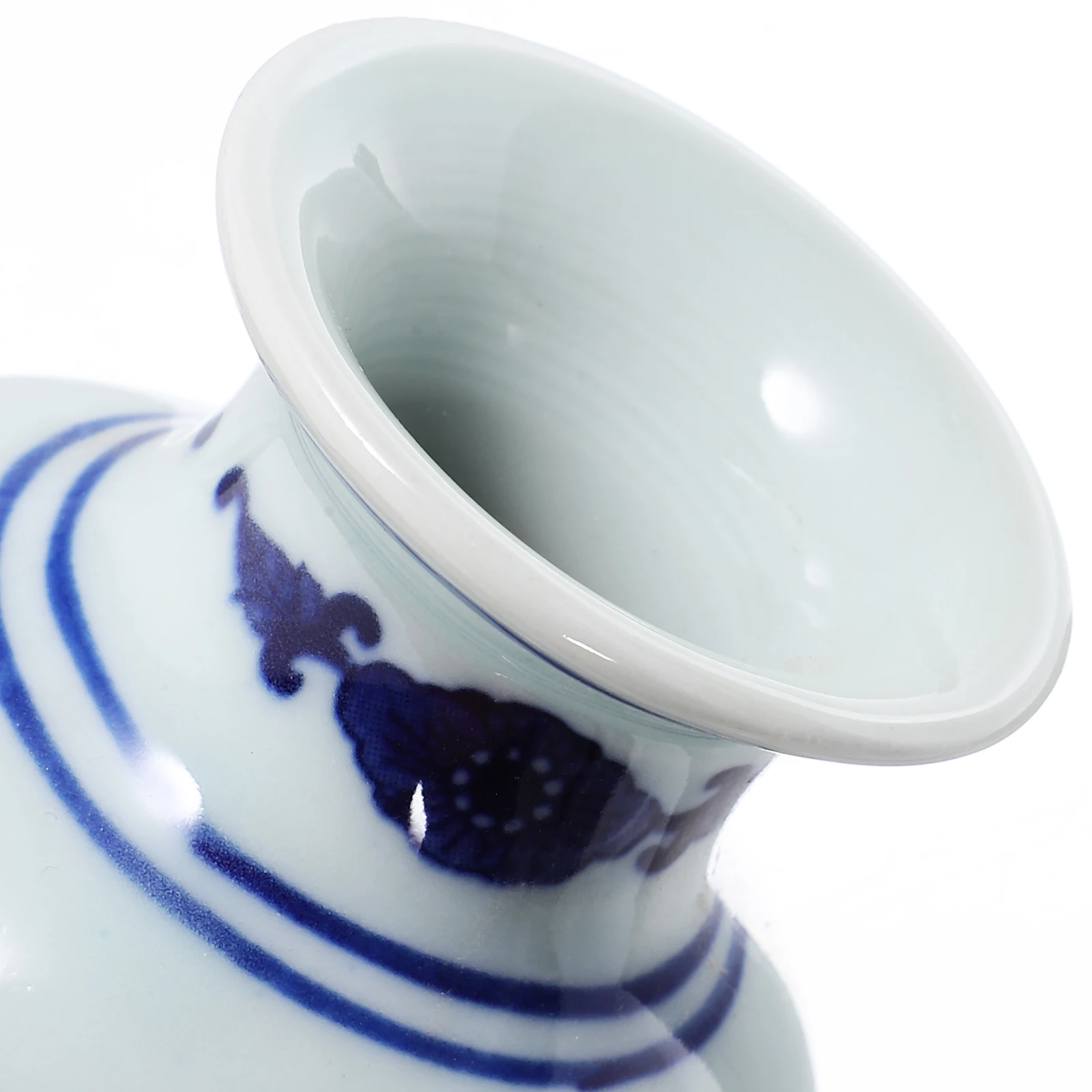 

Ceramic Small Blue and White Porcelain Flower Vase Simple Desktop Vase Decorative Pot for Living Room Table Centerpiece