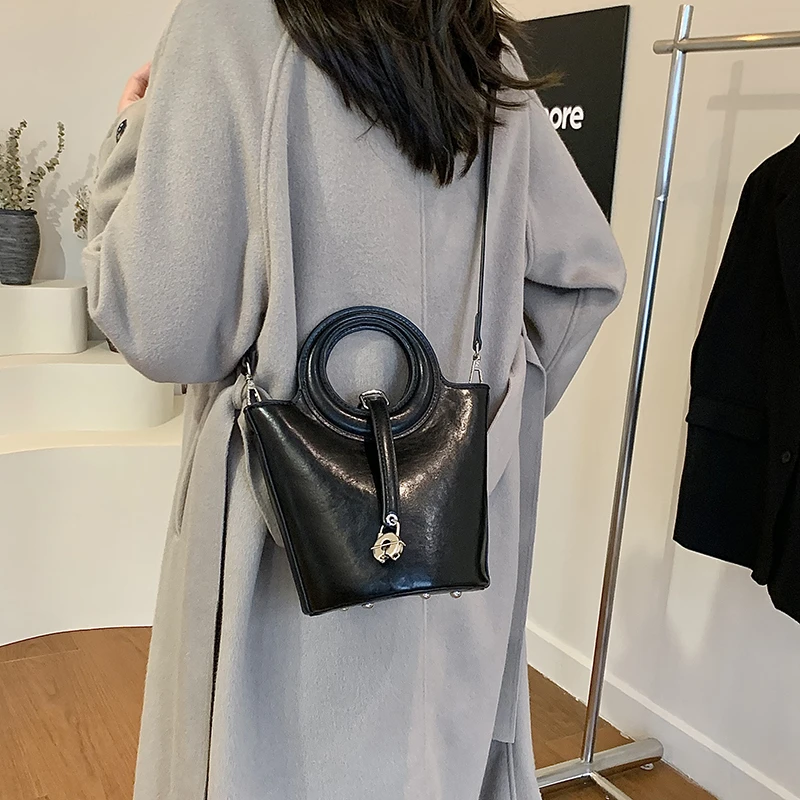 

Модные милые женские сумки на плечо из искусственной кожи большой емкости в стиле ретро, одинарные сумки 2025, новый нишевый дизайн, молодежные женские сумки большой вместительности