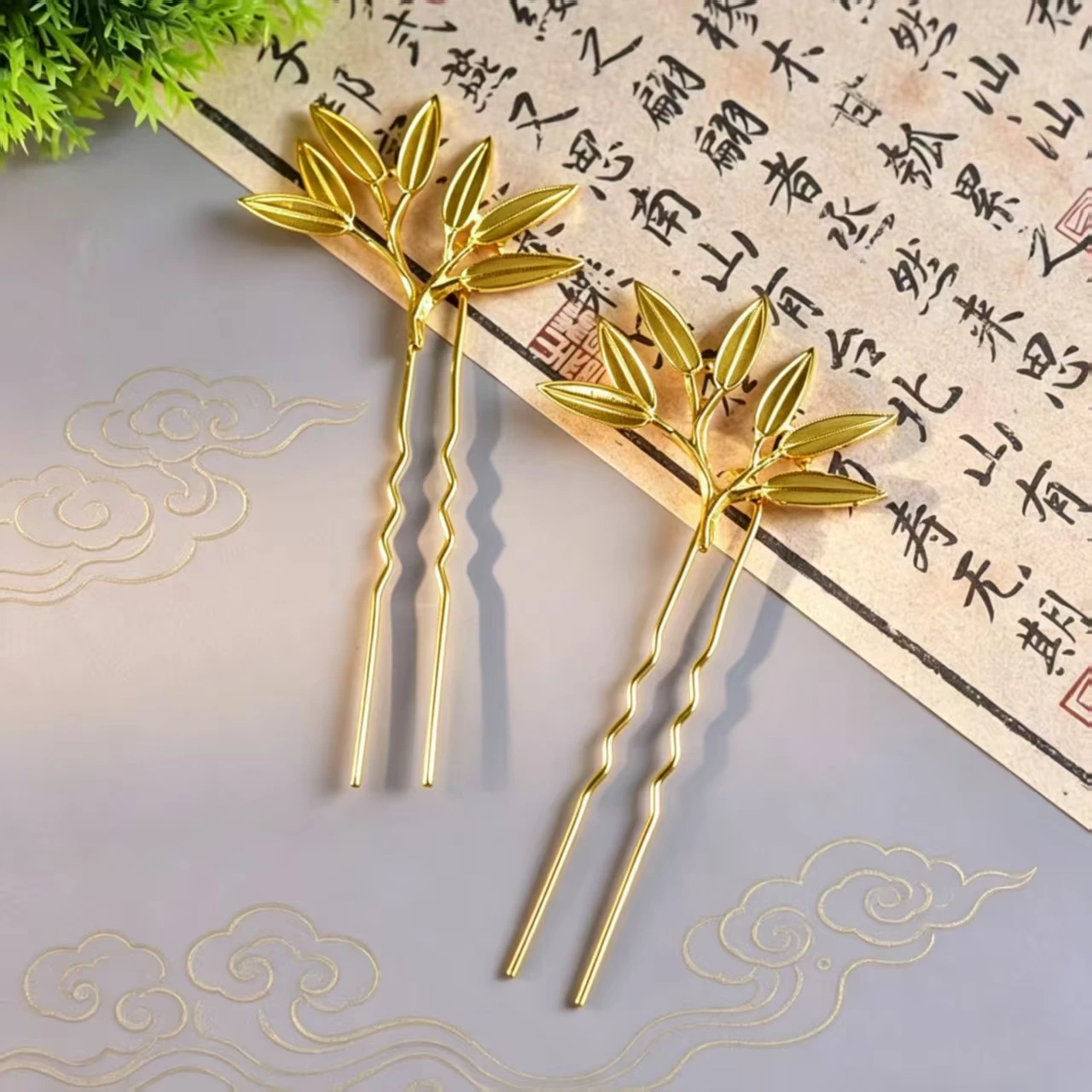 Bride's Chinese-style Xiuhe head decoration, golden dragon and phoenix, flowing tassel hair, fork hair hairpin, Chinese dress, c