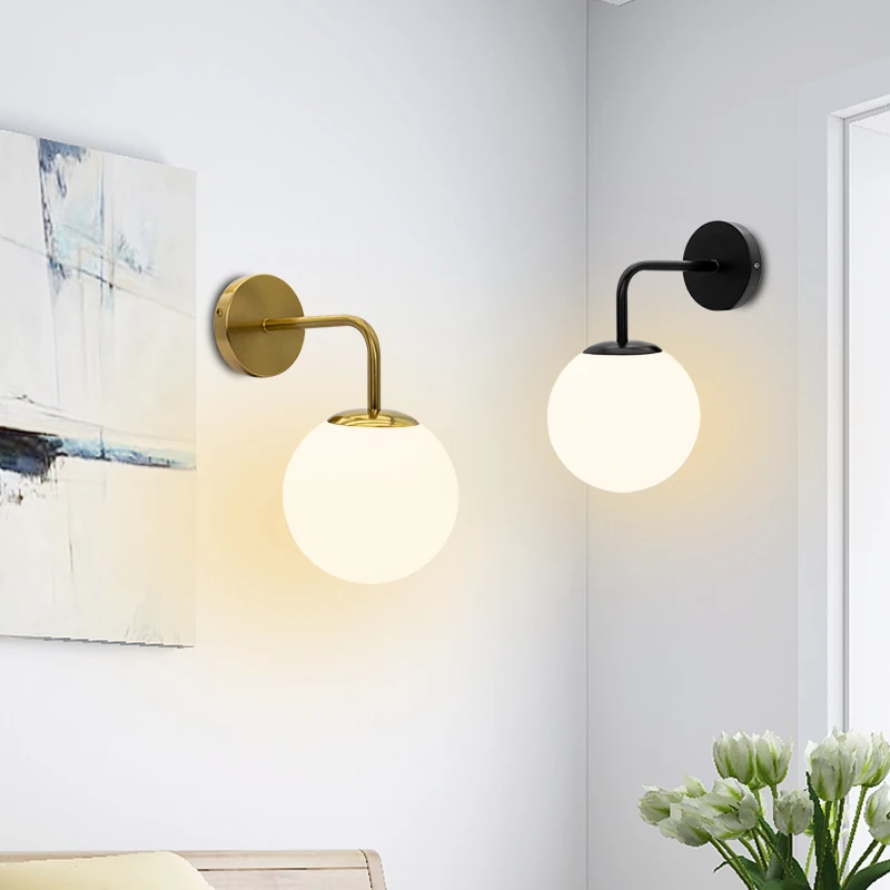 

Современные светодиодные настенные светильники для помещений, золотистые настенные светильники с молочными ПВХ-шарами, прикроватные настенные светильники с двумя лампами E27 и лампочками в комплекте