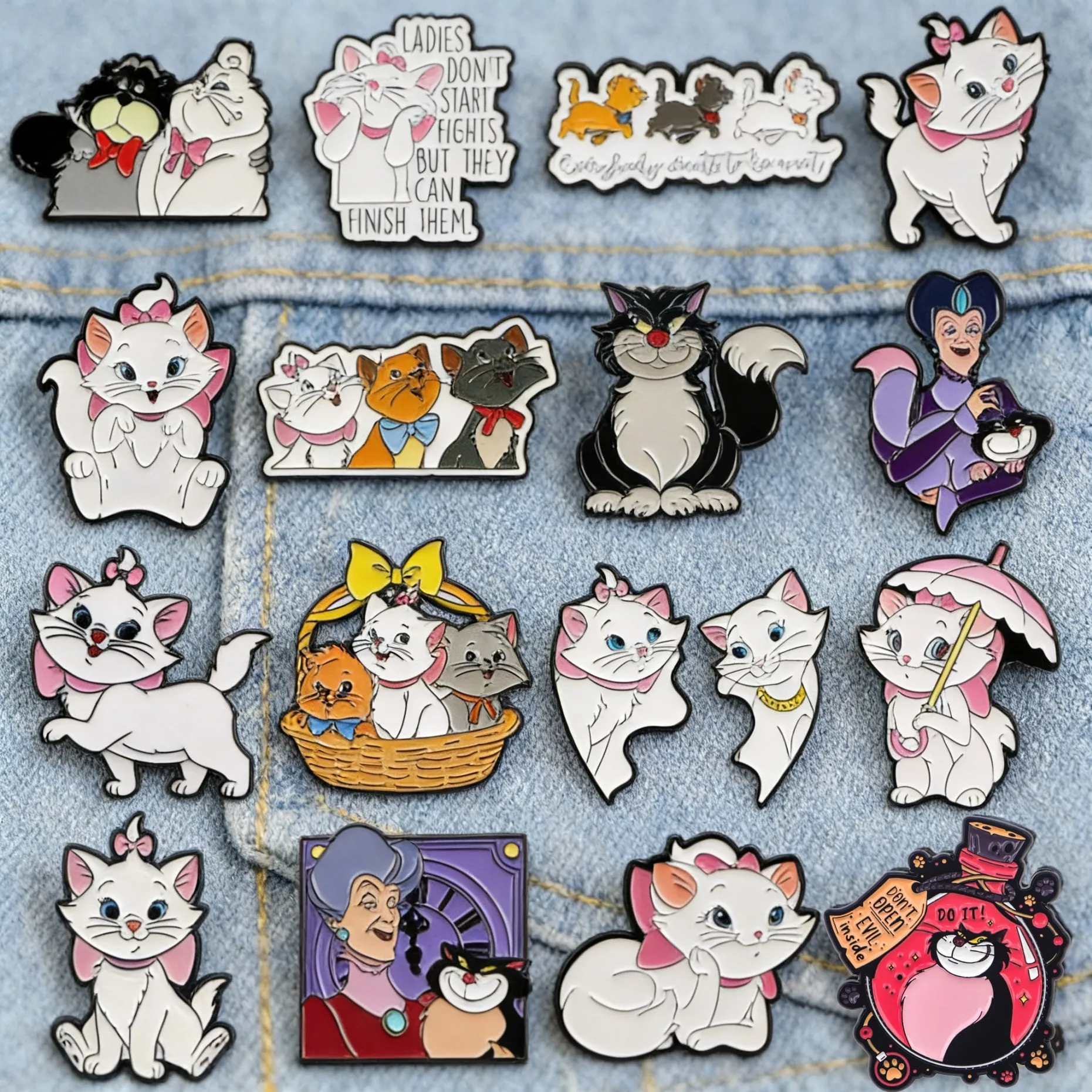 

Cute Black Cats Enamel Pins Cartoon Cat Brooches for Backpack Kawaii Animal Badges for Women Cat Lovers Fashion Jewelry Gift