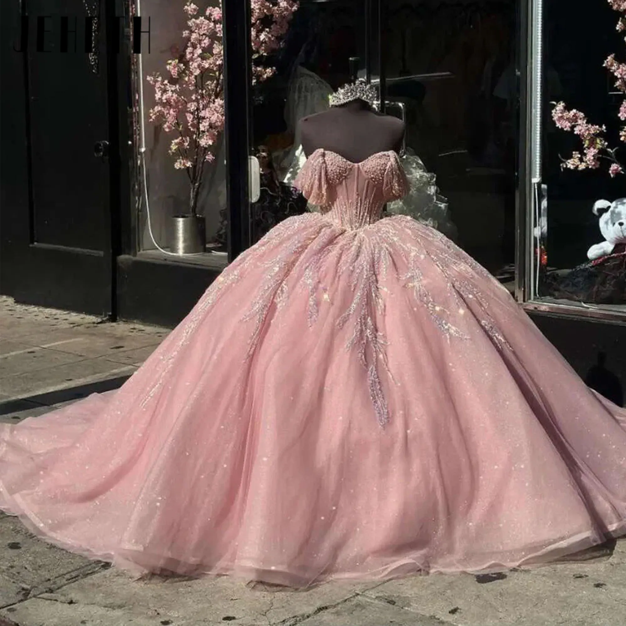 JEHETH Elegant Pink Pearls Quinceanera Corset Appliques Sequin Tull Ball Gown Sweetheart Off The Shoulder Evening Party Dress