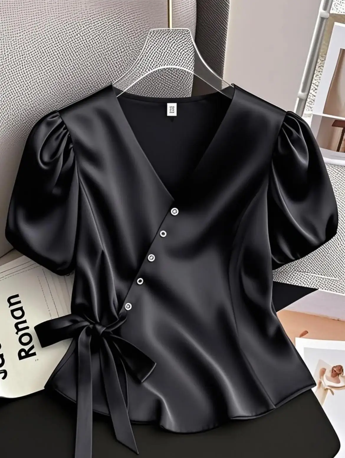 Elegancka francuska bluzka damska w stylu chic, czarna, z dekoltem w serek, letnia, satynowa, z bufiastymi rękawami, podkreślająca talię, dopasowana koszula, modna bluzka vintage, do biura.